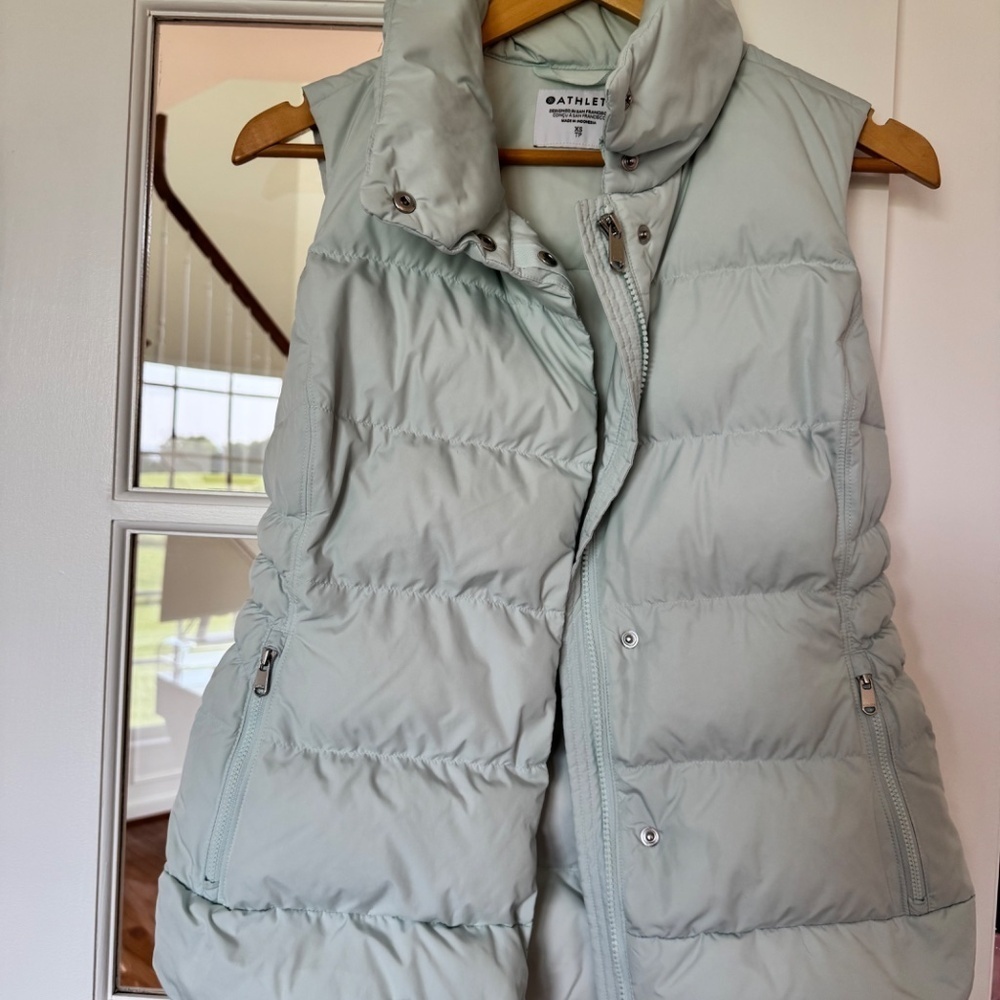 NWOT Athleta Downtown Puffer Vest, Glacier, Size XS - Picture 2 of 3